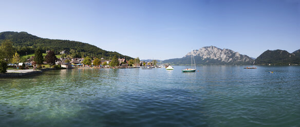 Austria, View of Unterach, Lake Attersee and Hoellengebirge - WWF002680