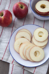 Ganze und in Scheiben geschnittene Äpfel auf dem Tisch - EVGF000056