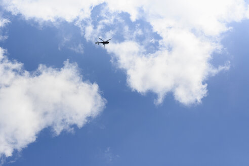 Deutschland, Frankfurt, Hubschrauber fliegen gegen den Himmel - HLF000074