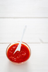 Bowl of pepper ketchup on wooden table, close up - EVGF000070