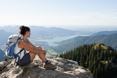 Deutschland, Bayern, Mid adult woman looking from Bodenschneid to lake Tegernsee - UMF000584