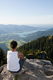 Deutschland, Bayern, Mid adult woman looking from Bodenschneid to lake Tegernsee - UMF000586
