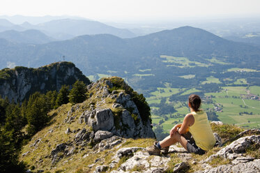 Deutschland, Bayern, Mid adult woman looking from Breitensein to bavarian alps - UMF000589