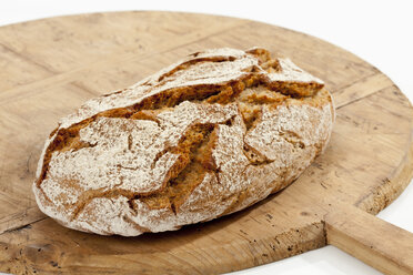 Krustiges Brot auf Schneidebrett, Nahaufnahme - CSF016939