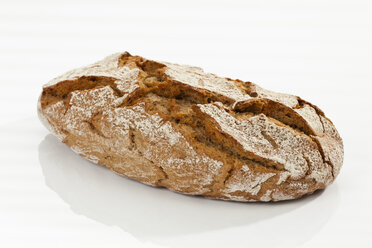 Krustiges Brot auf weißem Hintergrund, Nahaufnahme - CSF016940