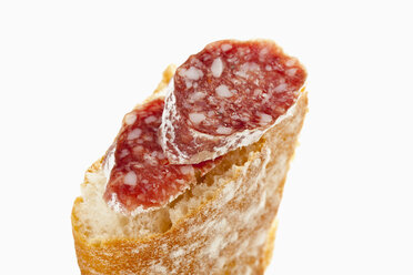 Scheibe Weißbrot mit Salami, Nahaufnahme - CSF016951