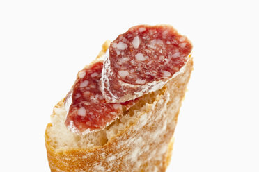 Slice of white bread with salami, close up - CSF016951