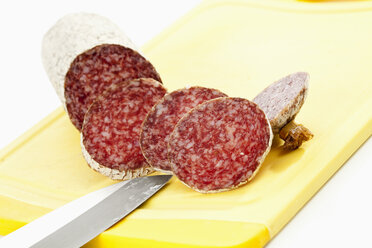 Hungarian Salami on chopping board, close up - CSF016960