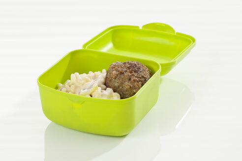 Nudelsalat mit Fleischbällchen in der Lunchbox, Nahaufnahme - CSF016990