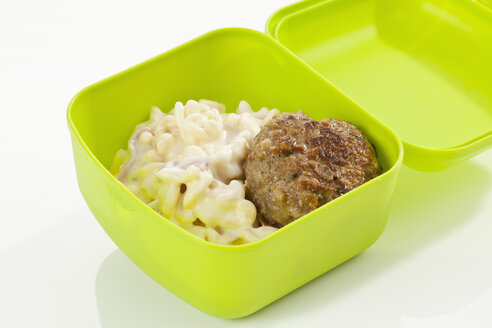 Nudelsalat mit Fleischbällchen in der Lunchbox, Nahaufnahme - CSF016991