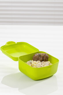 Kartoffelsalat mit Frikadelle in der Lunchbox, Nahaufnahme - CSF016992