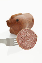 Wildschwein-Salami in Form eines Schweins und aufgeschnitten auf einer Gabel, Nahaufnahme - CSF017032