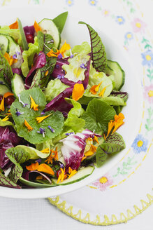 Schale mit Salat auf Tischset, Nahaufnahme - GWF002171