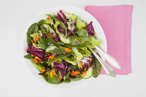 Schüssel mit frischem Salat auf weißem Hintergrund, Nahaufnahme - GWF002164