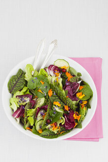 Schüssel mit frischem Salat auf weißem Hintergrund, Nahaufnahme - GWF002165