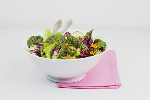 Schüssel mit frischem Salat auf weißem Hintergrund, Nahaufnahme - GWF002167