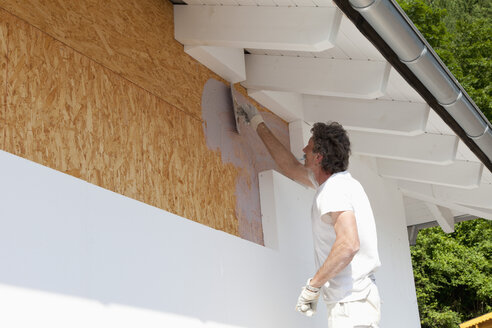 Europe, Germany, Rhineland Palatinate, Man insulating polystyrene - CSF017070