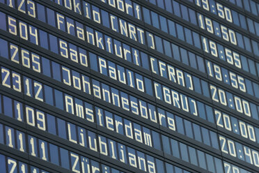 Deutschland, Ankunft Abflugtafel am Flughafen - TCF003325