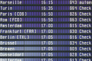 Deutschland, Ankunft Abflugtafel am Flughafen - TCF003327