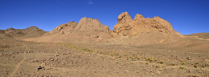 Algerien, Diatrem oder vulkanisches Rohr am Atakor, Ahaggar-Gebirge im Hintergrund - ESF000274