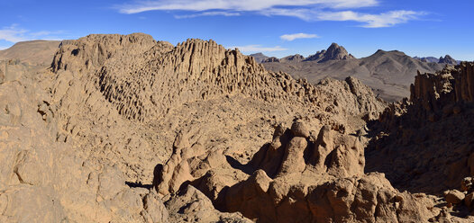 Algerien, Diatrem oder vulkanisches Rohr am Atakor, Ahaggar-Gebirge im Hintergrund - ESF000275