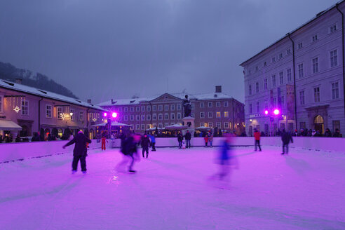 Österreich, Salzburg, Eislaufplatz am Mozartplatz - SIEF003332