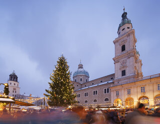 Austria, Salzburg, Christmas market and cathedral at Residenzplatz square - SIE003336