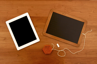 Alte Kreidetafel mit digitaler Tafel auf Holztisch - JEDF000009