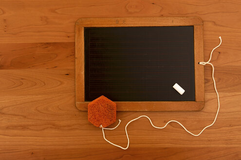 Old chalk board on wooden table - JEDF000005