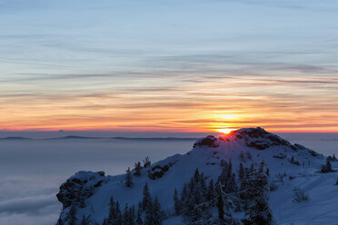 Deutschland, Bayern, Sonnenuntergang über Felsformation auf Gipfel im Bayerischen Wald - FOF004863