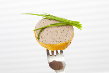 Chive liver sausage on fork, close up - CSF017087