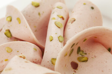 Teller mit Mortadella-Wurst mit Pistazien, Nahaufnahme - CSF017123