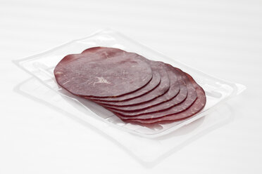 Scheibe geräuchertes Rindfleisch in Plastikschale, Nahaufnahme - CSF017146