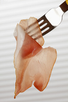 Bacon on fork, close up - CSF017201