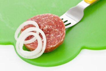 Zwiebelwurst auf Schneidebrett, Nahaufnahme - CSF017218