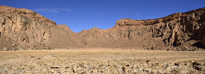 Algerien, Salzpfanne in der vulkanischen Landschaft des unteren Ouksem-Kraters in der Region Menzaz - ESF000285