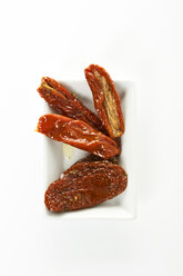 Plate of dried tomatoes, close up - MAEF005927