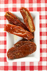 Plate of dried tomatoes, close up - MAEF005928