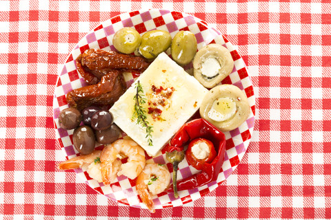 Verschiedene mit Käse gefüllte Antipasti auf einem Teller, Nahaufnahme, lizenzfreies Stockfoto