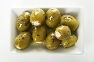 Mit Käse gefüllte Oliven auf einem Teller - MAEF005937