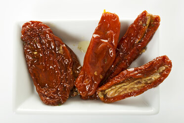 Plate of dried tomatoes, close up - MAEF005938