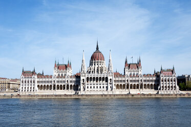 Ungarn, Budapest, Blick auf das Parlamentsgebäude und die Donau - ALE000006