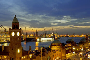 Deutschland, Hamburg, Blick auf St. Pauli und den Hafen - ALE000007