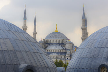 Turkey, Istanbul, View of Sultan Ahmed Mosque or Blue Mosque and Hagia Sophia in background - SIE003354
