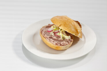 Sandwich of bread roll with liver sausage on plate, close up - CSF017252