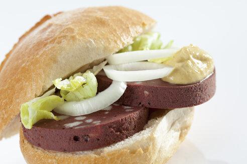 Sandwich Brötchen mit Schwarzwälder Schinken auf weißem Hintergrund, Nahaufnahme - CSF017257