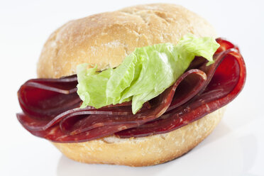 Sandwich Brötchen mit geräuchertem Rindfleisch auf weißem Hintergrund, Nahaufnahme - CSF017266