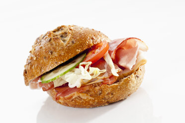 Sandwich aus Körnerbrötchen mit Speck auf weißem Hintergrund, Nahaufnahme - CSF017282