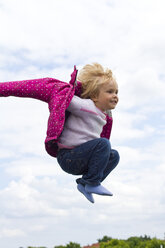 Deutschland, Kiel, Mädchen springt auf Trampolin - JFEF000013