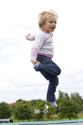 Deutschland, Kiel, Mädchen springt auf Trampolin - JFEF000014